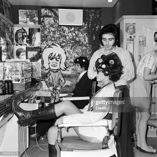 Picture taken on May 10, 1967 at Paris showing French hairdresser Jacques de Closets during the creation of a new hairstyle inspired by the "Hippie"...