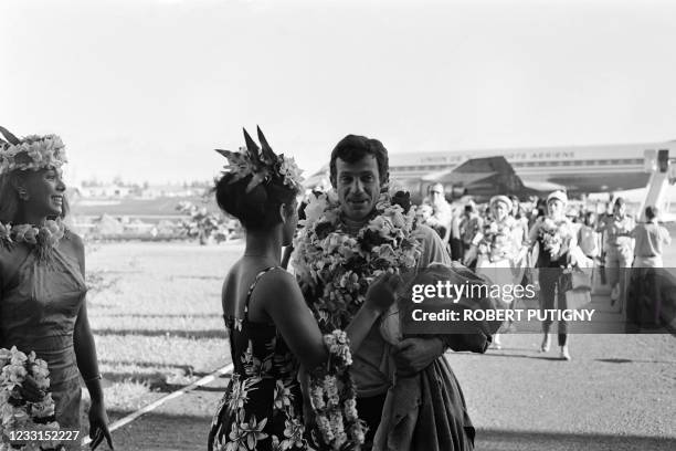 On his arrival in Tahiti on April 22, 1966 Jean Paul Belmondo is greeted by a Tahitian woman who presented him, according to the tradition, necklaces...