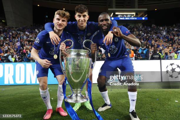 Timo Werner , Kai Havertz and Antonio Ruediger of Chelsea celebrate with the trophy at the end of the UEFA Champions League final match against...