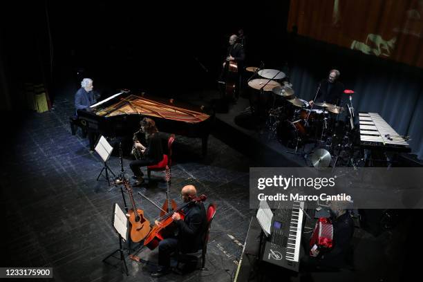 The musician and composer, Nicola Piovani, with his orchestra, during the concert at the Trianon Viviani theater in Naples.