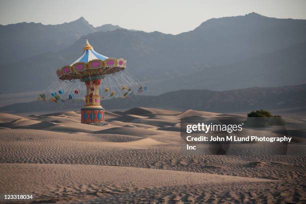 amusement park ride in desert - out of context foto e immagini stock