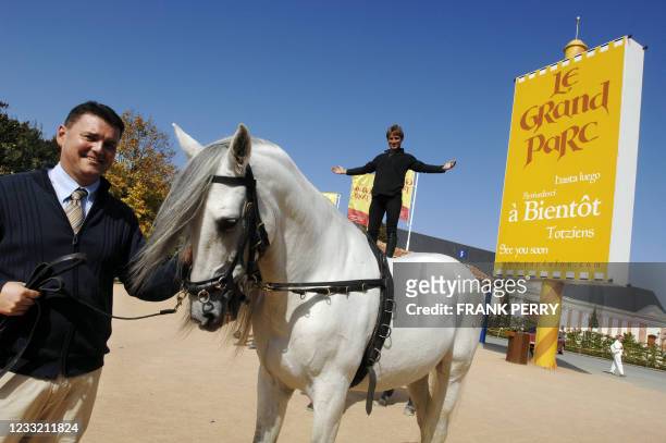 Photo prise le 13 septembre 2007 de dresseurs travaillant avec leurs chevaux au centre équestre du parc de loisirs du Puy-du-Fou aux Epesses. Une...