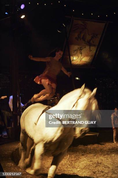 Photo prise, le 27 juillet à Paris, lors d'une représentation du cirque équestre franco-brésilien "Ô Sole Tambem" qui se produit jusqu'au 30 août...