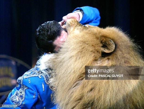 Artiste britannique Alex Lacey, qui a obtenu un clown d'argent, met sa tête dans la gueule d'un lion, le 22 janvier 2003, lors de la 27e édition du...