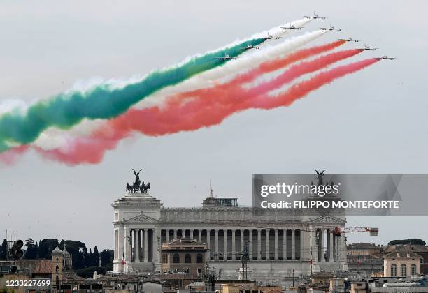 Flying Over Roma Republic Day Rome Photos and Premium High Res Pictures - Getty Images