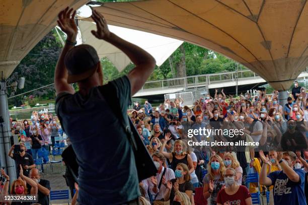 June 2021, North Rhine-Westphalia, Cologne: The band "Miljö" on stage at the concert "Summer in the Garden" at the Tanzbrunnen in Cologne. Several...