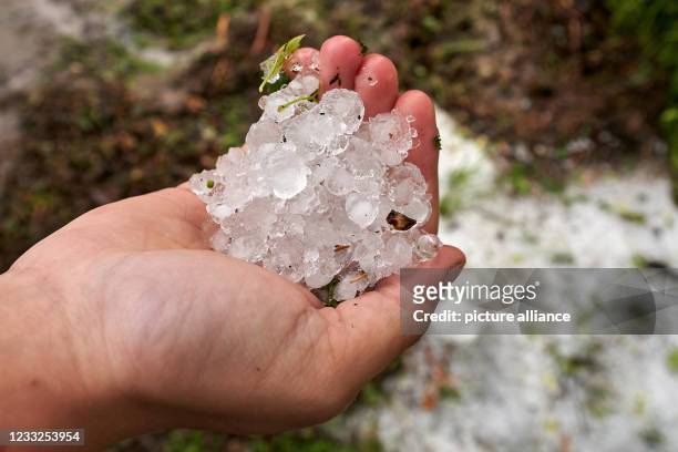 June 2021, Rhineland-Palatinate, Osterspai: Large hailstones fell during a thunderstorm on the Middle Rhine. Photo: Thomas Frey/dpa