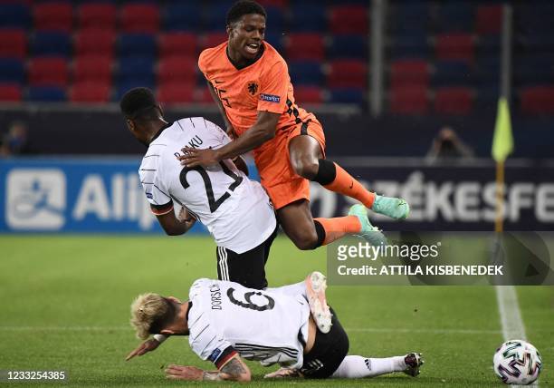 Netherlands' midfielder Ferdi Kadioglu , Germany's midfielder Niklas Dorsch and Germany's defender Ridle Baku vie for the ball during the UEFA...