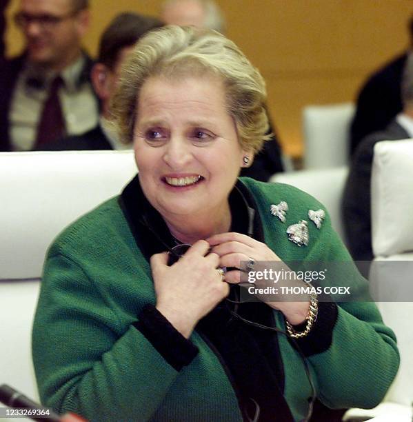 La secrétaire d'Etat américaine Madeleine Albright installe ses écouteurs avant le début de la réunion du groupe de contact, le 14 février, au centre...