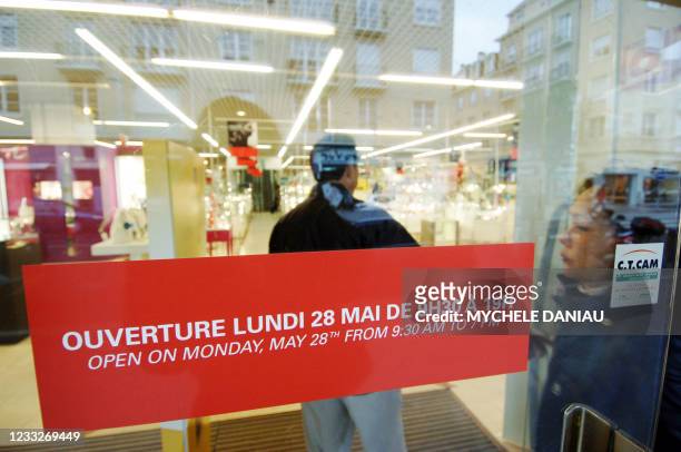 Photo prise le 28 mai 2007 à Caen, d'un grand magasin du centre ville, ouvert le lundi de Pentecôte. Le ministre du Travail, Xavier Bertrand, a...
