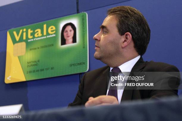 Le ministre de la Santé Xavier Bertrand présente à la presse, le 19 septembre 2006 à la Caisse primaire d'assurance maladie de Sartrouville, la...