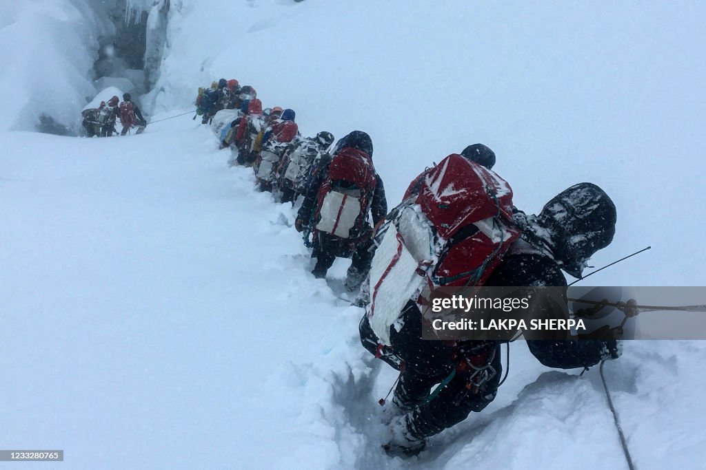 TOPSHOT-NEPAL-MOUNTAINEERING-EVEREST
