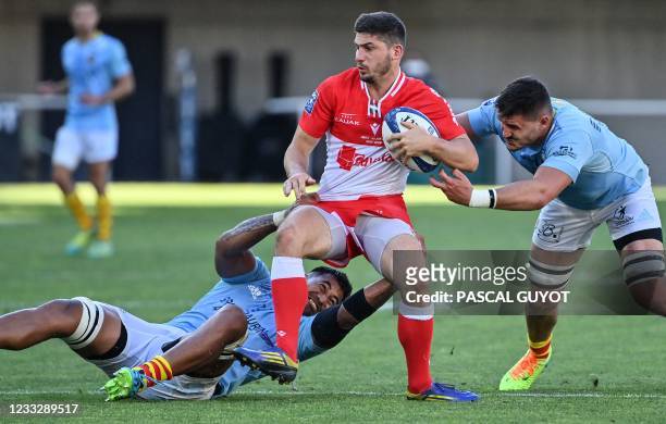 Biarritz's winger Steeve Barry fights the ball with Perpignan's flanker Alan Brazo and Perpignan's flanker Genesis Mamea Lemalu during the French Pro...