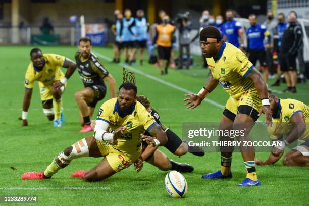 Clermont's Fijian wing Alivereti Raka misses to catch the ball during the French Top14 rugby union match between ASM Clermont and Stade Rochelais at...