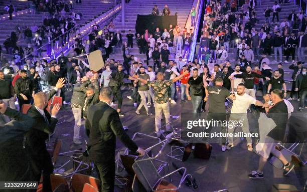 Spectators Riots Watching Boxing Photos and Premium High Res Pictures - Getty Images