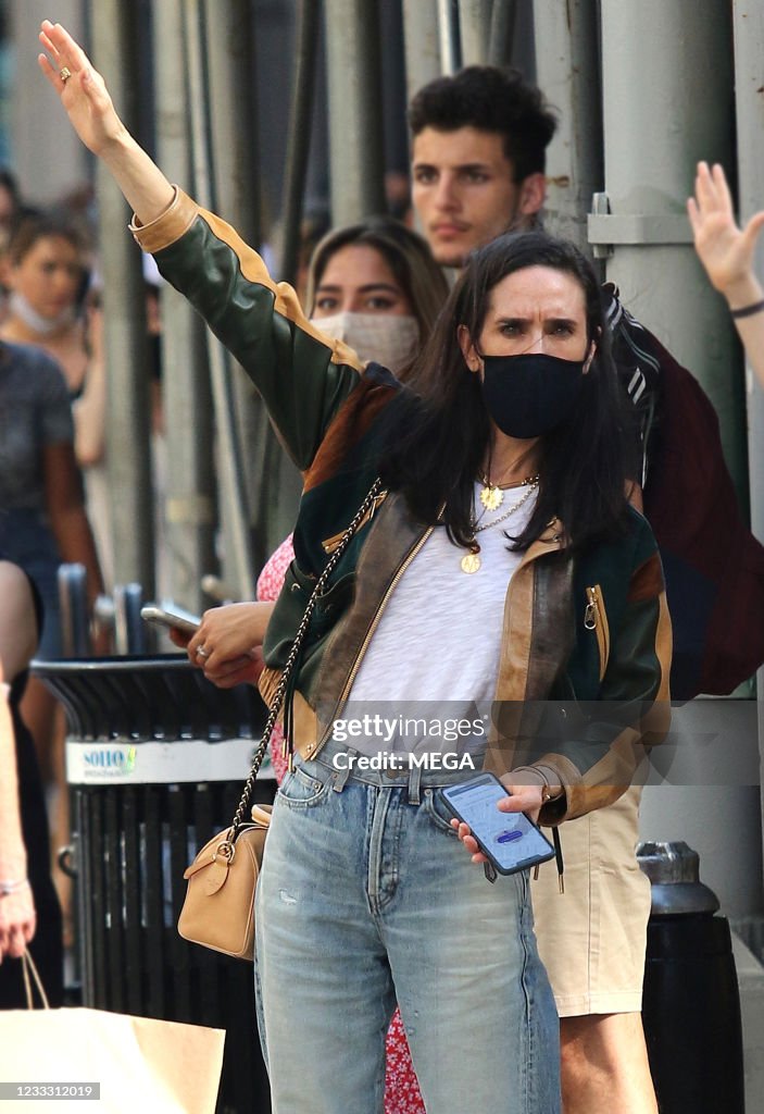 Jennifer Connelly is seen with her arm up as if to hail a cab on June  Foto di attualità - Getty Images