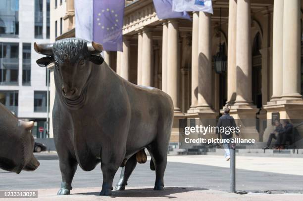 May 2021, Hessen, Frankfurt/Main: The sculpture of the bull - symbol of rising prices - on the stock exchange square in Frankfurt am Main. Photo:...