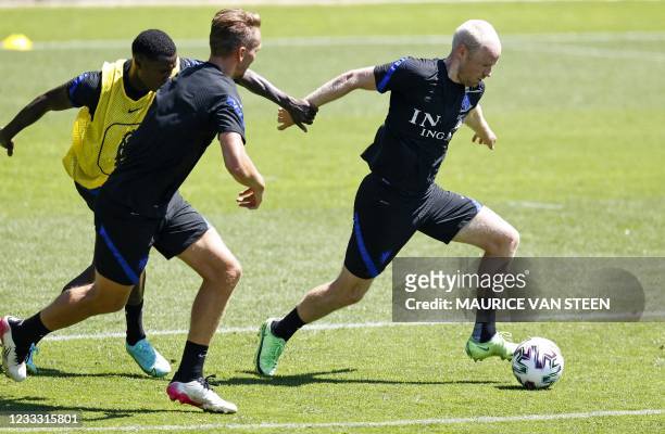 Netherlands' Quincy Promes, Luuk de Jong and Davy Klaassen take part in a training session of the Dutch national team at the KNVB Campus on June 7,...