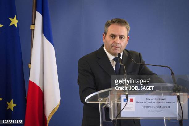 Le ministre de la Santé Xavier Bertrand s'exprime, le 23 juin 2011 à Paris, lors d'une présentation de la synth èse des Assises du médicament et de la...