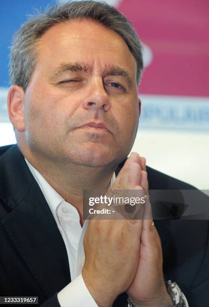 Le secrétaire général de l'UMP Xavier Bertrand tient une conférence de presse sur le thème de l'insécurité, le 31 juillet 2010 au palais des congrès...