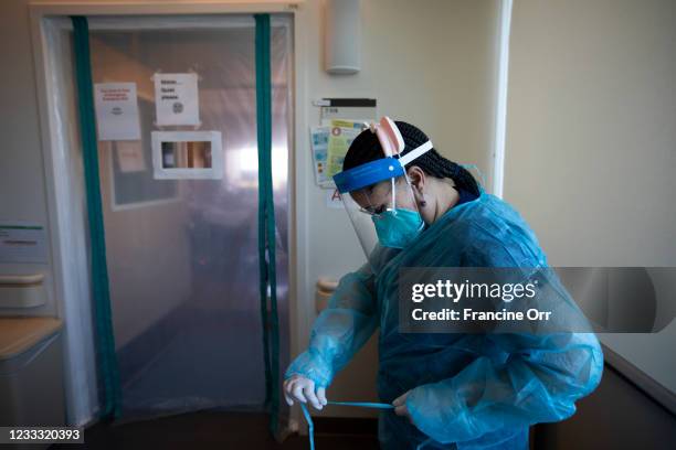 Nurses Isolation Nurse Wearing Isolation Gown Photos et images de collection - Getty Images