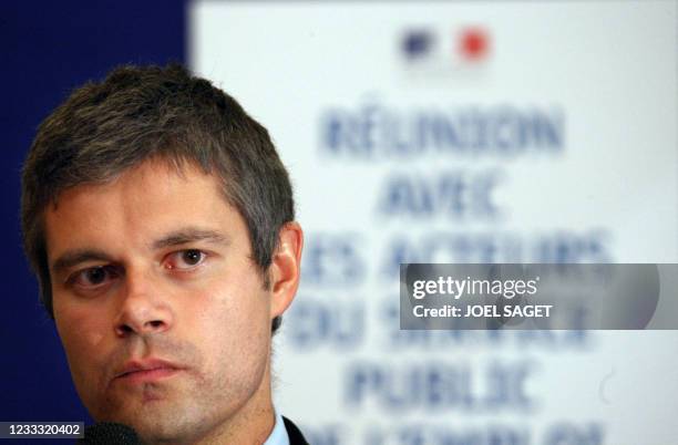 Le secrétaire d'Etat à l'Emploi Laurent Wauquiez s'adresse à la presse, le 29 septembre 2008 à Paris, à l'issue d'une "réunion de crise pour...