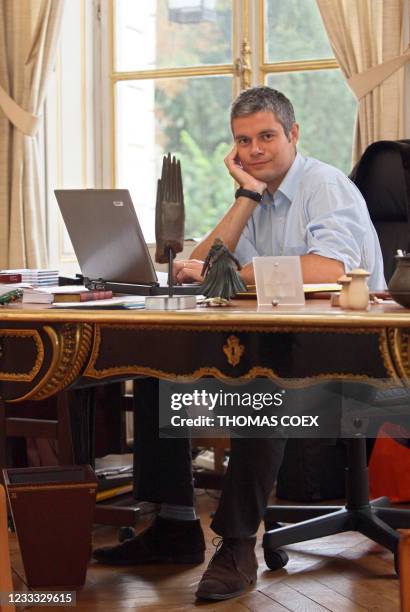 Le porte-parole du gouvernement Laurent Wauquiez, secrétaire d'Etat auprès du Premier ministre, est photographié dans son bureau à l'Hôtel de...