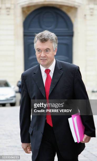 Le député UMP Jean-Paul Garraud arrive à l'Hôtel Matignon, le 18 octobre 2006 à Paris, pour remettre son rapport sur l'évaluation de la dangerosité...
