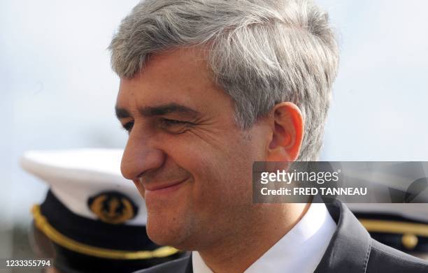 Le ministre de la Défense Hervé Morin arrive, le 10 octobre 2009 à l'Ecole des mousses de Brest, avant de présider la cérémonie de remise du drapeau....