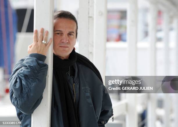 Le chanteur Francis Lalanne, tête de liste de l'Alliance écologiste indépendante pour les élections européennes dans le Sud-Est, pose le 06 avril...