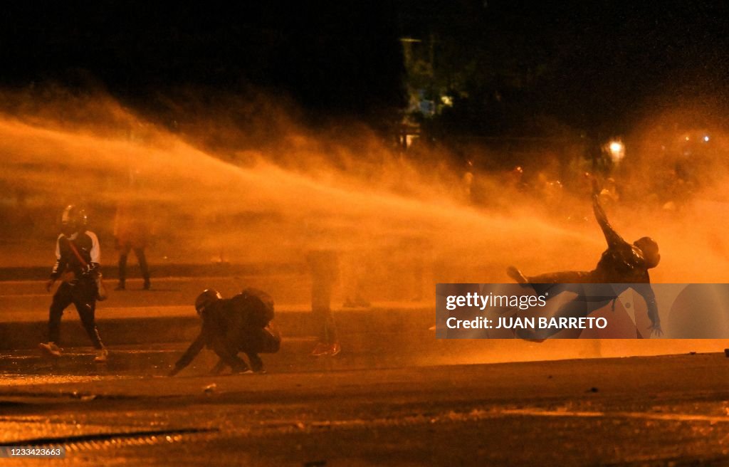 TOPSHOT-COLOMBIA-POLITICS-CRISIS-PROTEST