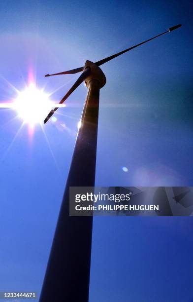 Photo prise le 12 juillet 1999 de la première éolienne française de grande puissance, entièrement de conception française, qui vient d'être implantée...
