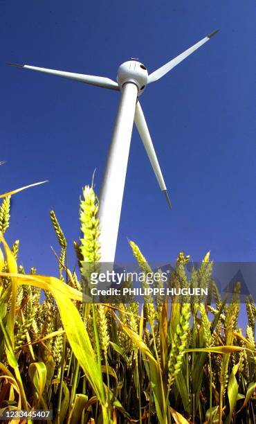 La première éolienne de grande puissance, de conception francaise, vient d'être implantée à Widehem, près de Boulogne-sur-Mer, le 13 juillet 1999. La...