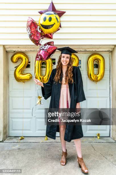 isolation graduation - jacquelyn kozak - fotografias e filmes do acervo
