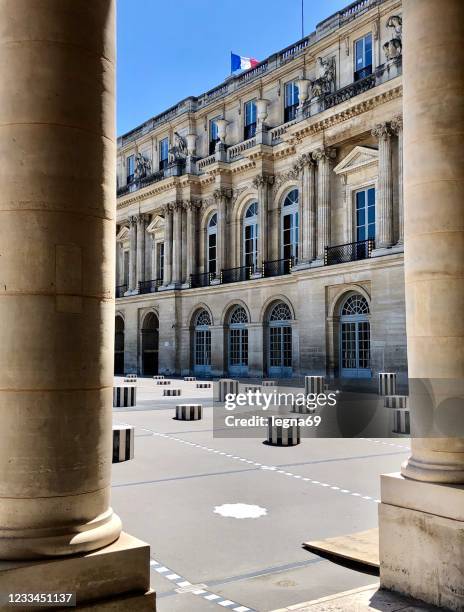 parís: columnas de buren sin gente, en el patio del palais royal - palais royal fotografías e imágenes de stock