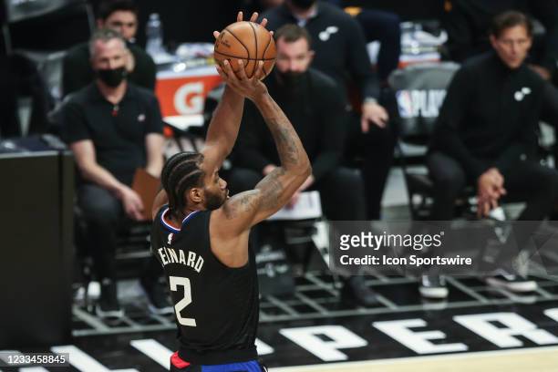 Clippers forward Kawhi Leonard shoots during the game 4 of the second round of the Western Conference Playoffs between the Utah Jazz and the Los...