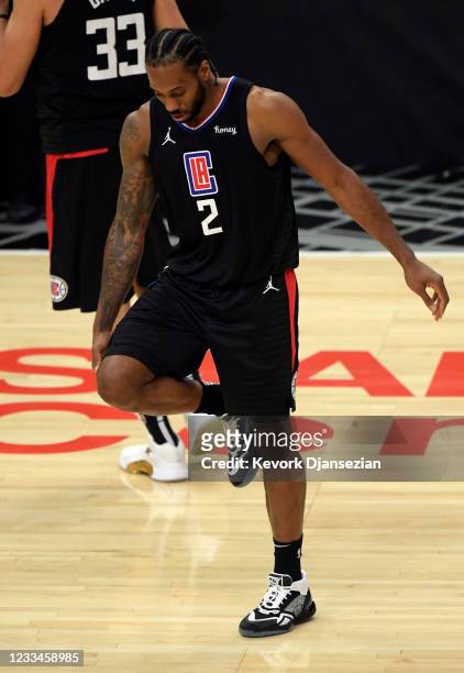 Kawhi Leonard of the Los Angeles Clippers holds his knee during the second half against the Utah Jazz in Game Four of the Western Conference...