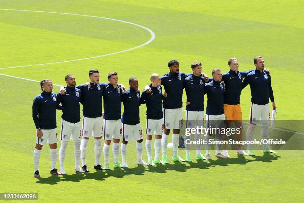 Engerland England Football National Anthem Photos and Premium High Res Pictures ...