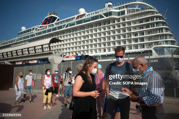 Spanish Queue Spanish Cruise Photos and Premium High Res Pictures - Getty Images