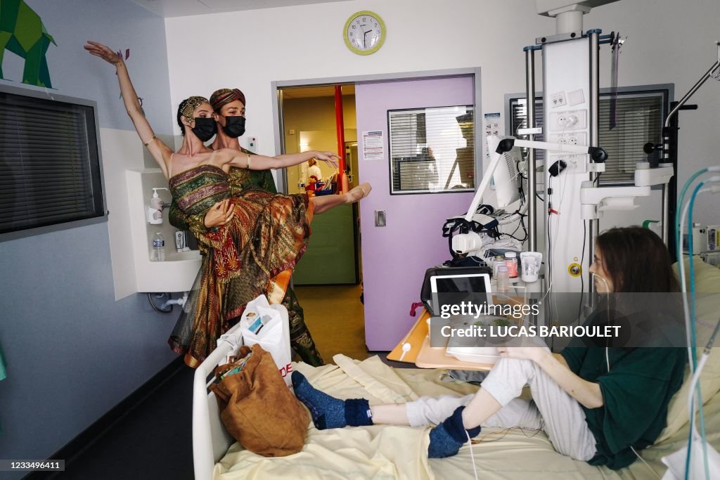 TOPSHOT-FRANCE-HEALTH-HOSPITAL-OPERA-DANCE-CHILDREN