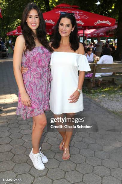 Mariella Ahrens and her daughter Isabella von Faber-Castell during the premiere of the theatre play "Das Blaue vom Himmel" at Komoedie im Bayerischen...