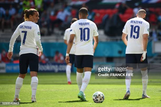 France's forward Antoine Griezmann, France's forward Kylian Mbappe and France's forward Karim Benzema prepare for a free kick during the UEFA EURO...