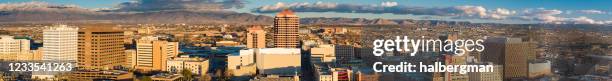 edifici del centro e montagne lontane ad albuquerque all'alba - panorama aereo - albuquerque foto e immagini stock