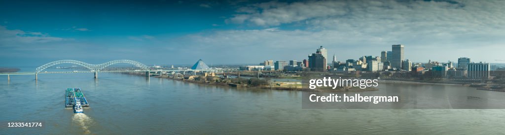 Drone Panorama van de Hernando de Soto Bridge, Mud Island en Downtown Memphis