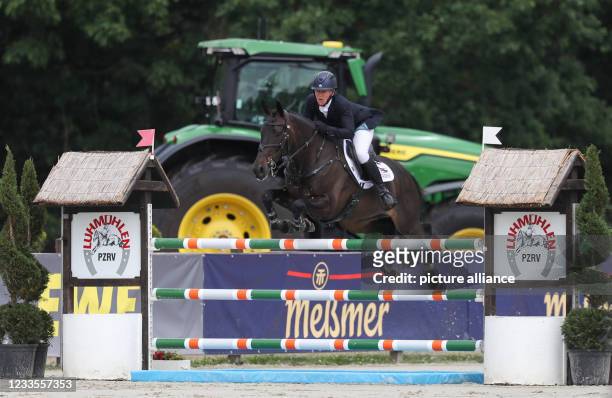 June 2021, Lower Saxony, Luhmühlen: Equestrian sport: German Championships, Eventing. The British event rider Emilie Chandler rides Gortfadda Diamond...