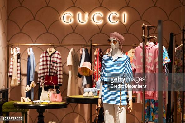Luxury clothing on display in a Guccio Gucci SpA store in the La... Photo  d'actualité - Getty Images