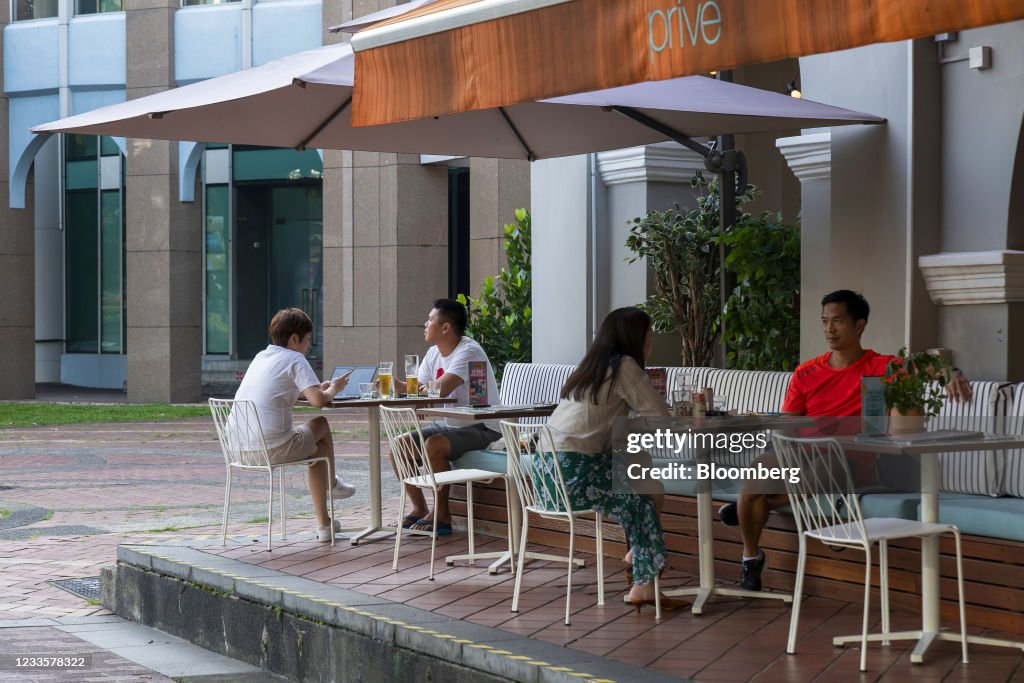 Singapore Slows Reopening Pace on Virus Cluster Concerns