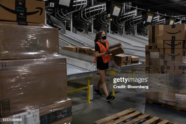 Loading Area Amazon 1,457 Amazon Com Fulfillment Center Stock Photos, High-Res Pictures ...
