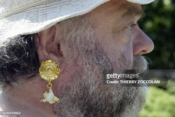 Une personne porte une boucle d'oreille Michelin, le 19 juillet 2003 à Clermont Ferrand, lors de la deuxième journée de la quatrième convention des...