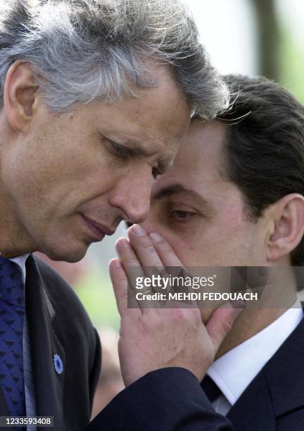 Le ministre de l'Intérieur, Nicolas Sarkozy , discute avec le ministre des Affaires étrangères Dominique de Villepin, le 08 mai 2002 à Paris, lors de...